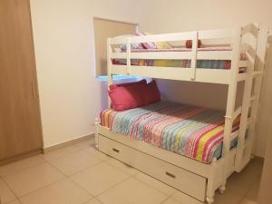 una camera per bambini con un letto a castello e un letto a castello. di Alquiler de Apartamento en Playa Blanca a Río Hato