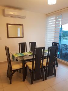 a dining room with a table and four chairs at Alquiler de Apartamento en Playa Blanca in Río Hato