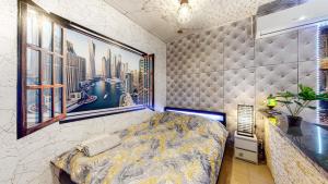 ビトムにあるApartament Dubajのベッドルーム1室(ベッド1台付)が備わります。壁には絵画が飾られています。
