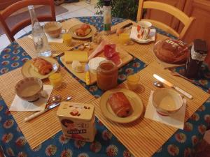 een tafel met een ontbijt van eten erop bij 2 chambres privées au calme à la Maison des Bambous in Dijon
