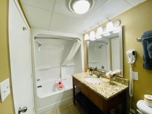 Ванная комната в Camelot By The Sea Ocean Front Condo