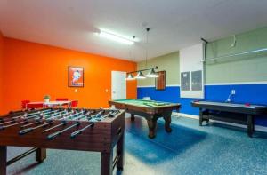 Revived Condo with Pool and 20 minutes from parks内的一张台球桌