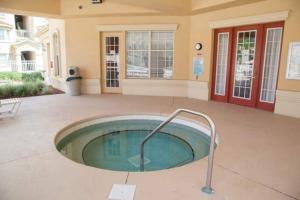 Revived Condo with Pool and 20 minutes from parks内部或周边的泳池