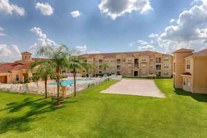 un gran complejo de apartamentos con piscina y césped en Revived Condo with Pool and 20 minutes from parks, en Davenport