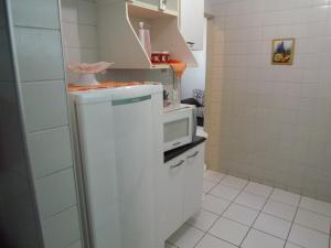 uma pequena cozinha com um micro-ondas e um frigorífico em Apartamento inteiro para até 5 pessoas em Campinas