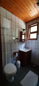 Um banheiro em Canto da Serra (Casa Pequena)