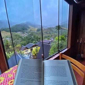 Uma vista da montanha tirada da pousada 