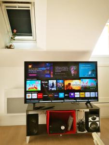 Телевизор и/или развлекательный центр в Atelier d'Art - vue panoramique