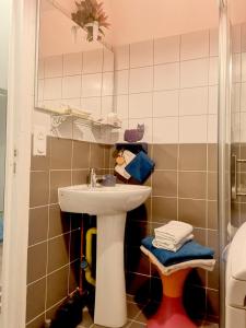 a bathroom with a sink and a shower at Atelier d'Art - vue panoramique in Moret-sur-Loing