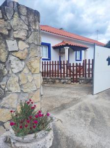 una casa con una pared de piedra y una maceta de flores en Fazenda do Marante, en Tomar