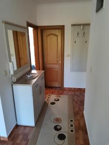 デノヴィチにあるPorto One Apartmentのキッチン(シンク付)、床の上にボックス