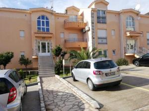 デノヴィチにあるPorto One Apartmentの建物前駐車場に駐車した白車