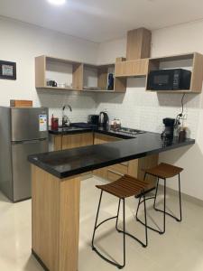 A kitchen or kitchenette at “SC Apartments” Equipetrol