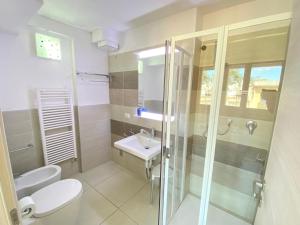 łazienka z toaletą, umywalką i prysznicem w obiekcie Nice Residence we Florencji +37 zdjęć