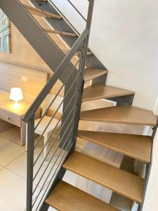 Una escalera de metal con estanterías de madera en una casa en Nice Residence en Florencia