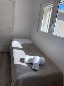 1 dormitorio con 1 cama con 2 toallas en Nice Residence, en Florencia