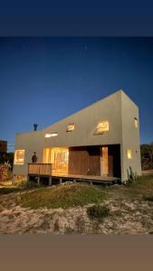 Ein Mann steht vor einem Haus in der Unterkunft Casa Xanelas, casa de playa en Punta Rubia, Rocha in La Pedrera