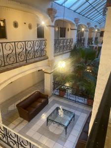 vestíbulo de un edificio con sofá y mesa en Hotel Gya Express, en Aguascalientes