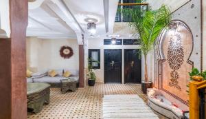uma sala de estar com uma cama e uma banheira em Riad Elite em Marraquexe