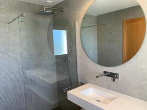 A bathroom at Beautiful apartment with pool near the beach Még 8 kép