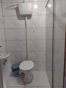a bathroom with a toilet and a sink at Cabanas Quatro Irmãos - Beira Rio in Urubici