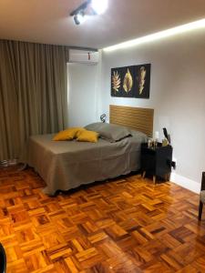 Giường trong phòng chung tại Studio 3 min a pé da (Vitória)Baia de todos santos