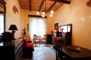 a living room with a red couch and a table at Casa Vacanza Colosseo in Rome