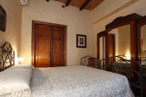 ローマにあるカーサ ヴァカンツァ コロッセオのベッドルーム1室(ベッド1台付)、木製のドア