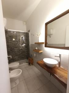 ドノラティコにあるBellOrettaのバスルーム(洗面台2台、シャワー、鏡付)