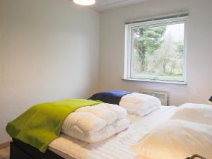twee bedden in een kamer met een raam bij Holiday home Væggerløse CCXII in Bøtø By