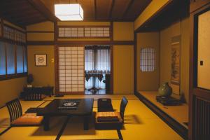神戸市にある有馬温泉 陶泉 御所坊のテーブルと椅子、窓が備わる客室です。