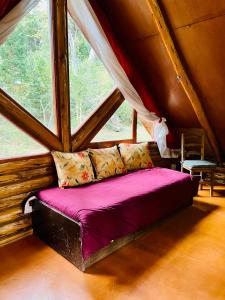 A bed or beds in a room at Cabaña en la costa del Lago Futalaufquen - Parque Nacional Los Alerces