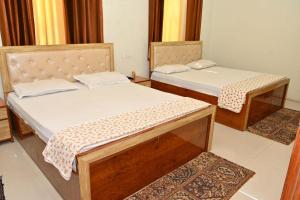 Postel nebo postele na pokoji v ubytování Corridor inn