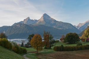 Blick auf eine Bergkette mit Bäumen und einer Straße in der Unterkunft Haus Mitterstang in Bischofswiesen