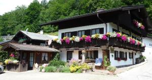 ein Gebäude mit Blumen an der Seite in der Unterkunft Haus Mitterstang in Bischofswiesen