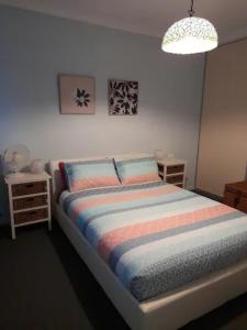 Posteľ alebo postele v izbe v ubytovaní Warren Retreat - cozy and tranquil 2 brm home