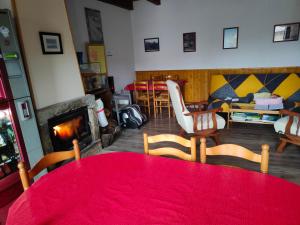 A seating area at Albergue La Senda