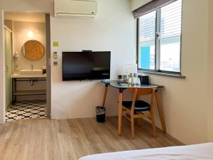 Una televisión o centro de entretenimiento en Light Hostel - Tainan