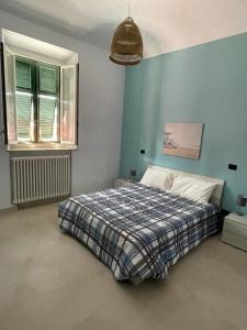 Un pat sau paturi într-o cameră la Azzurra house