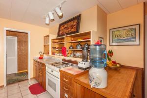 a kitchen with a blender on a wooden counter at Banyan Tree Sanctuary Guest House in Kailua-Kona
