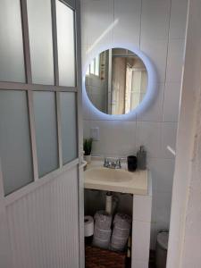 La salle de bains est pourvue d'un lavabo et d'un miroir. dans l'établissement Nuevo Depa #7 tipo loft en Planta Alta en Centro Histórico, à Zacatecas