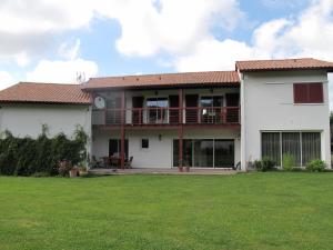 une grande maison blanche avec une grande cour dans l'établissement Apitoki - Chambres d'hôtes au Pays Basque, à Urrugne