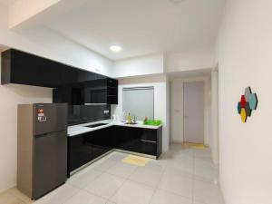 Kuchyň nebo kuchyňský kout v ubytování T1-2601 High floor Amazing View 3BR 8pax NETFLIX!!LegolandGleneagles By STAY