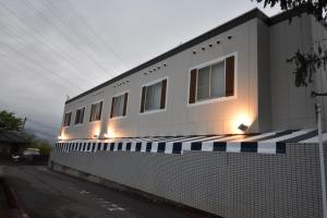 甲斐市的住宿－Hotel Pinon - Adult Only，建筑的一侧有灯