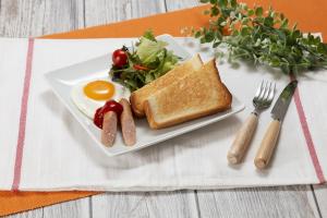 - un plateau de petit-déjeuner composé d'œufs et de pain grillé dans l'établissement Hotel Pinon - Adult Only, à Kai