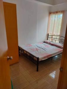 1 dormitorio con 1 cama en una habitación en Sunmiles Condominium en Calamba