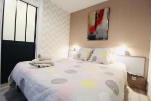 un dormitorio con una cama grande en una habitación en Annexe 43, en Guérande