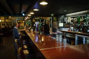 Khu vực lounge/bar tại Brown Trout Golf & Country Inn