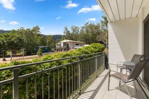 埃尔利海滩惠森迪海滨公寓的阳台配有椅子,享有游乐场的景色