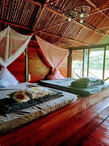 1 dormitorio con 1 cama con mosquiteras en Littlefarm - Nam Cat Tien, en Tân Phú